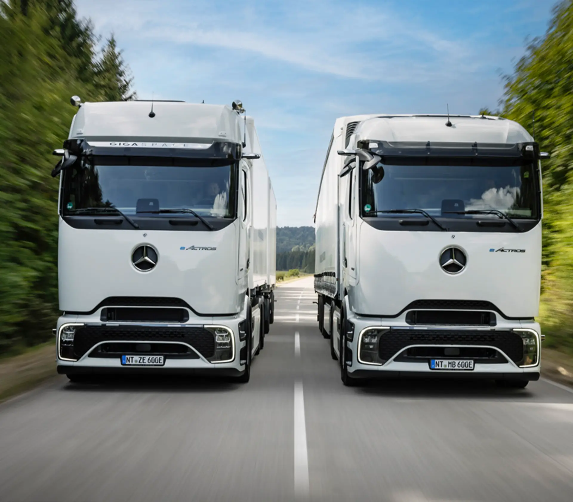 Mercedes-Benz Trucks - zwei eActros fahren nebeneinander