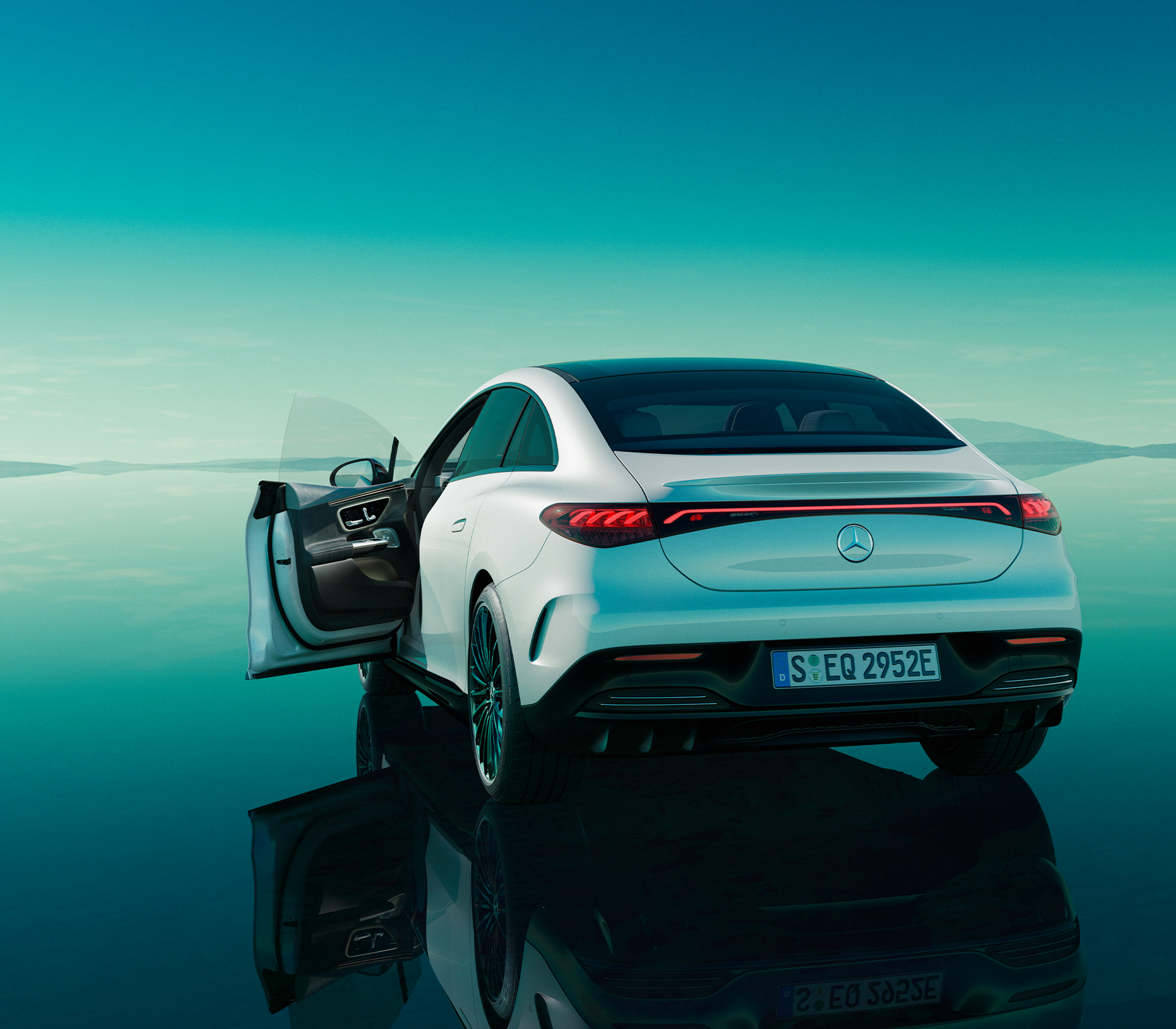 Mercedes-Benz EQE Limousine mit grun-blauem HintergrundMercedes-Benz EQE Limousine mit grun-blauem Hintergrund und offener Tür