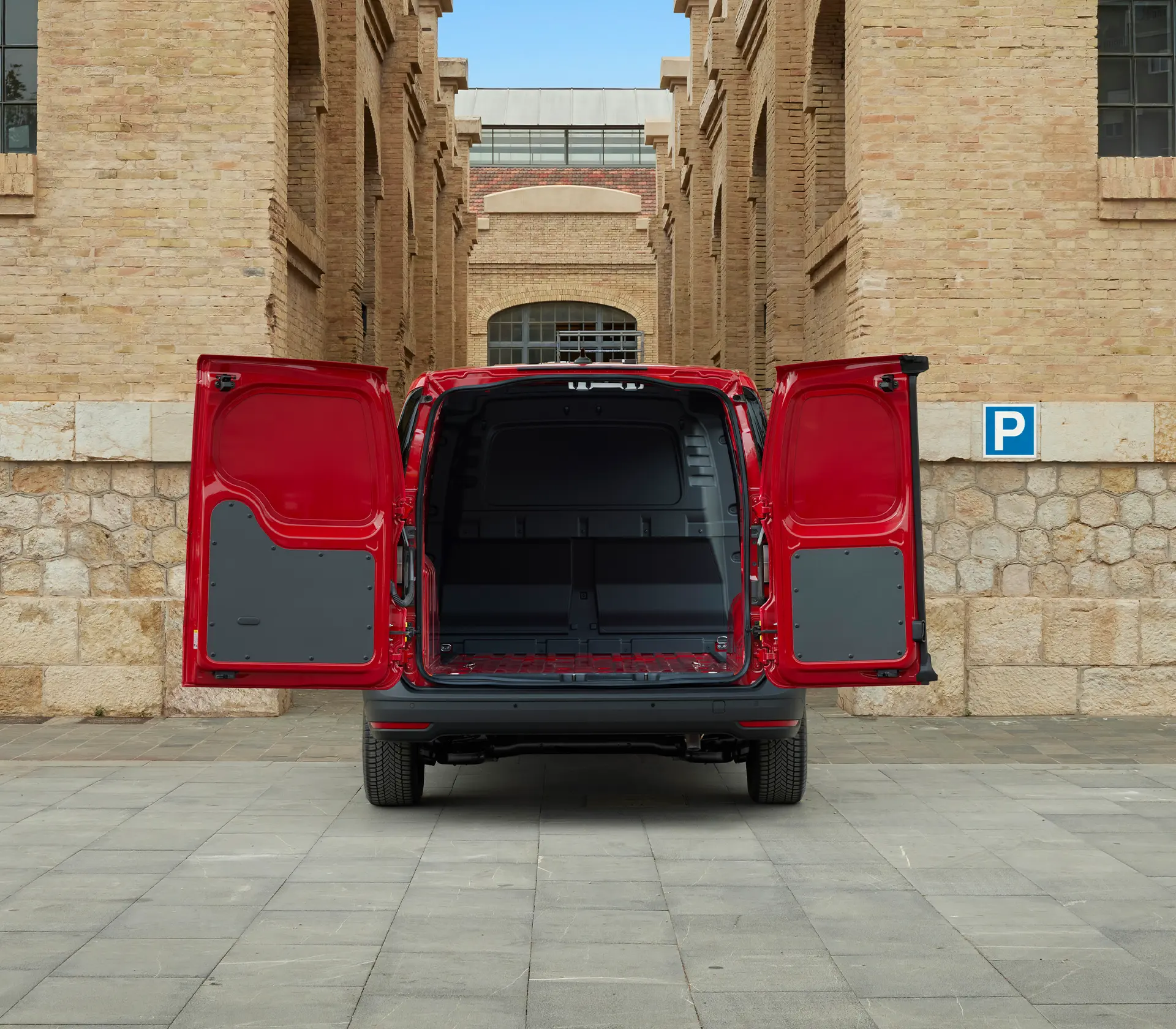 hintern Türen des Transit-Connect sind geöffnet so das der leere Laderaum sichtbar ist