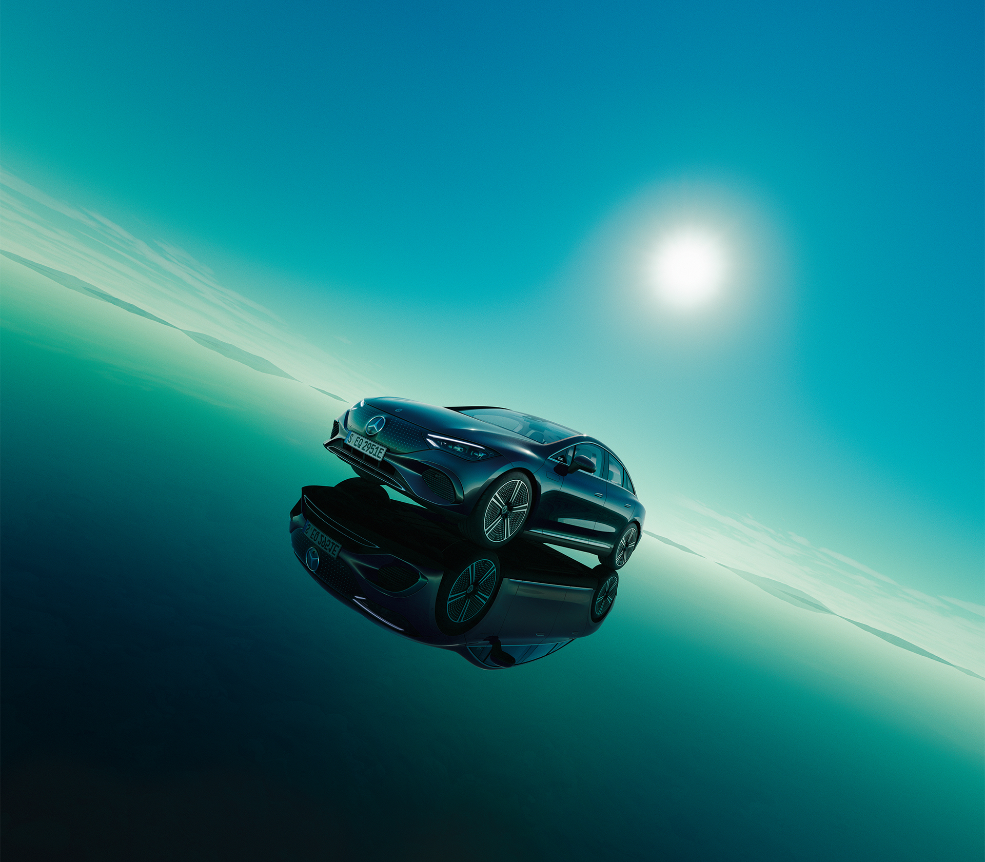 Mercedes-Benz EQE Limousine mit grun-blauem Hintergrund