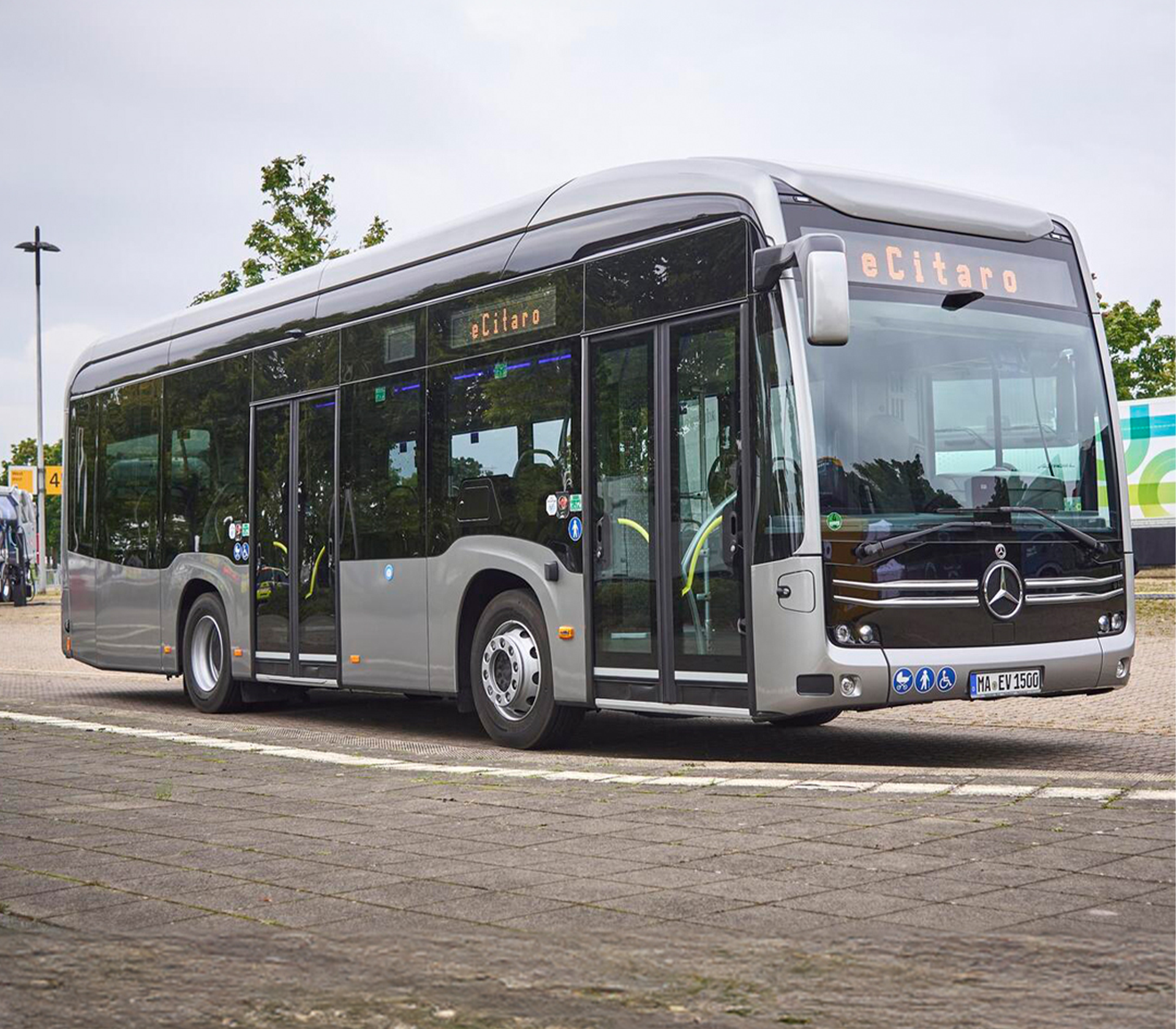 Von Vorne und Seitlich Bild vom eCitaro